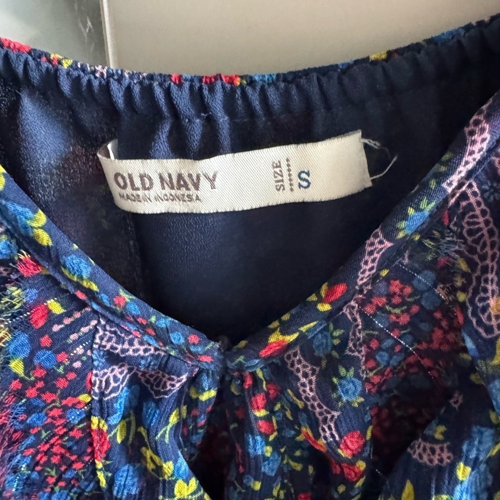Old Navy Navy Floral Sleeveless tank - so adorable! - Picture 3 of 3